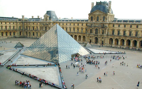 Kim tự tháp kính ở bảo tàng Louvre, Paris
